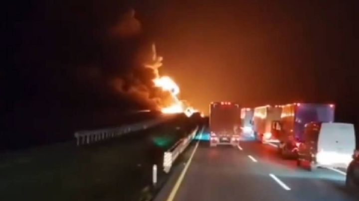 Explosión de pipa con diésel en SLP provoca caos vial en carretera 57 rumbo a Querétaro