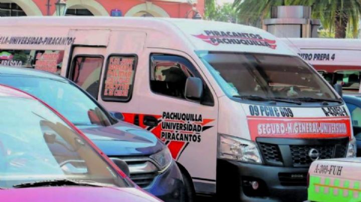 Transporte público tipo combi impacta camioneta y huye en Mineral de la Reforma