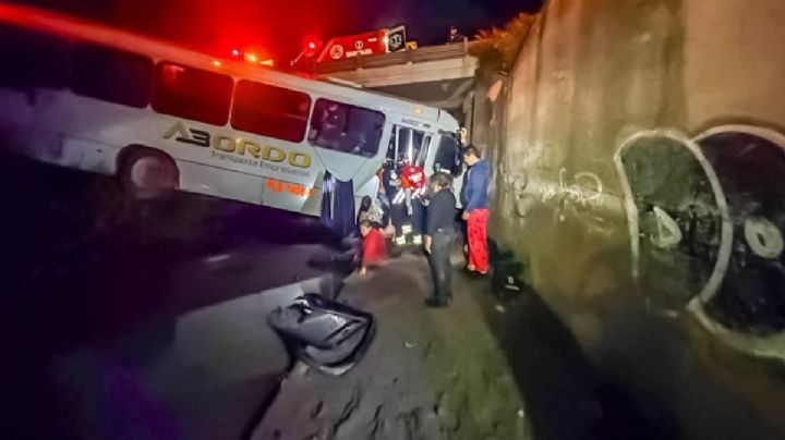 Cae autobús a un arroyo del Libramiento Norte de Irapuato: Un muerto y 10 heridos /VIDEO
