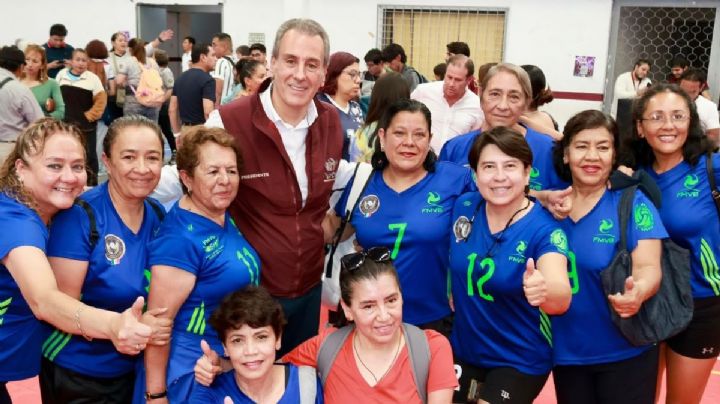 Pepe Chedraui sostiene encuentro con equipos poblanos rumbo al Festival Máster de Voleibol