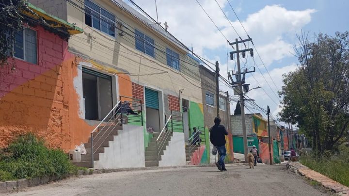 Locatario tapa la banqueta de Cubitos para poner escaleras a sus negocios