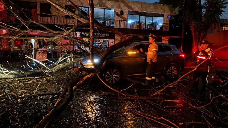 Madrugada laboriosa ayer en Celaya, tras la tormenta de la noche del martes.