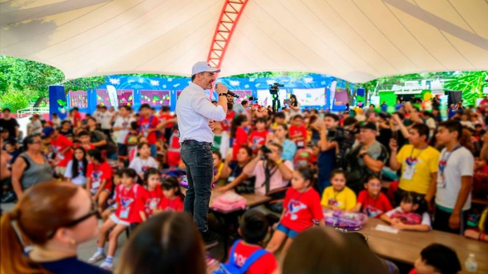 El alcalde Adrián de la Garza resaltó lo importante que es darles a los niños espacios seguros para jugar y refrescarse en esta época de calor