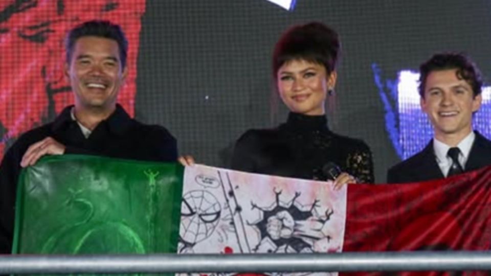 Como obsequio una bandera de México con imágenes de Spider-Man