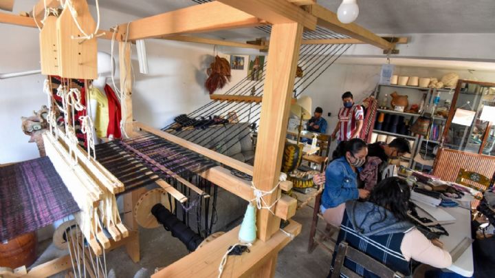 Industria del vestido en México opera con precariedad laboral y violencia contra mujeres, alerta estudio