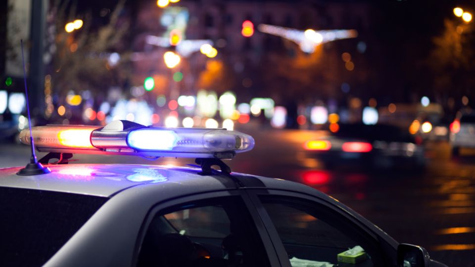 La detención fue realizada por elementos de seguridad sobre el kilómetro 4+000 y fue durante la revisión que autoridades aseguraron una carabina, dos cargadores y 27 cartuchos útiles, quedando el imputado a disposición de la FGR.