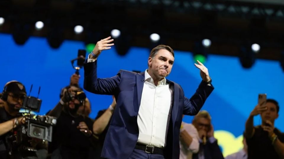 El senador reiteró que, si resulta elegido, Jair Bolsonaro «subirá la rampa del Palacio de Planalto» junto a él en enero de 2027