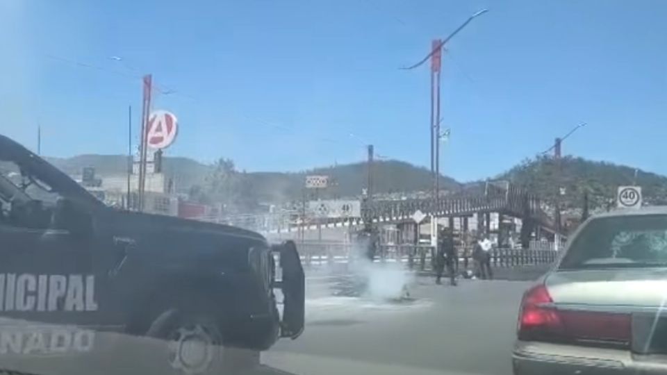 El incidente, cuya causa exacta del fuego aún no se determina, provocó el acordonamiento de la zona y tráfico lento en la vialidad, quedando pendiente el reporte oficial del estado de salud de los involucrados y retiro de la unidad.