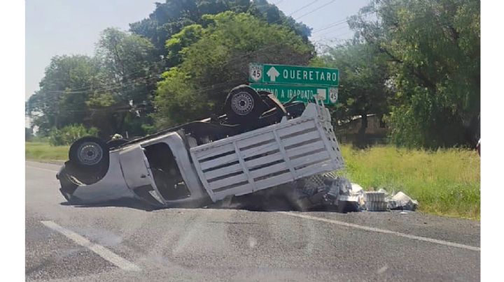 Vuelca camioneta cargada con cerveza en la carretera Cortazar–Celaya