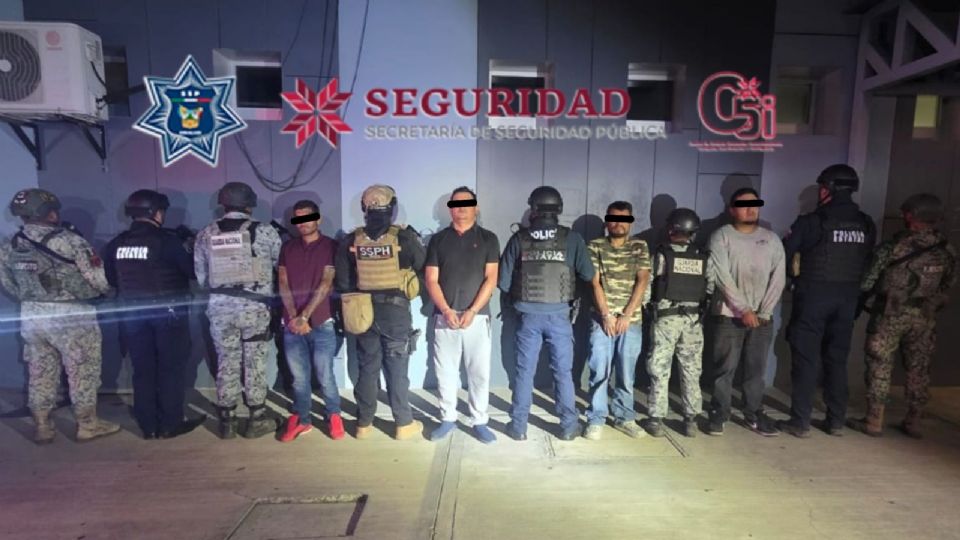 Tras una denuncia anónima, autoridades interceptaron a los implicados, asegurando cuatro armas de fuego, más de 1,500 dosis de estupefacientes, una báscula gramera y equipos telefónicos, quedando los detenidos e indicios a disposición del Ministerio Público.