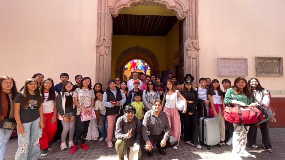 Integrantes de la puesta en escena multidisciplinaria “Mercado de Ausencias”