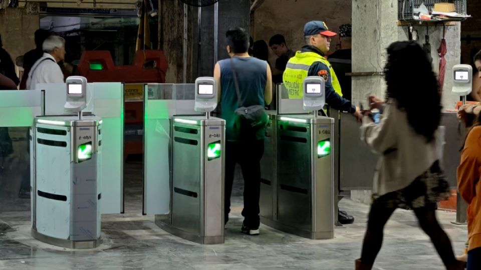 Los nuevos torniquetes instalados en la Línea 2 del Sistema de Transporte Colectivo Metro.