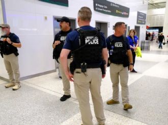 Detenidos en aeropuertos de EU, hasta 40 migrantes al día: NBC