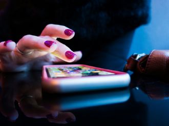 "Pensé que moriría sin una pantalla": mujer vence su adicción digital y recupera su vida