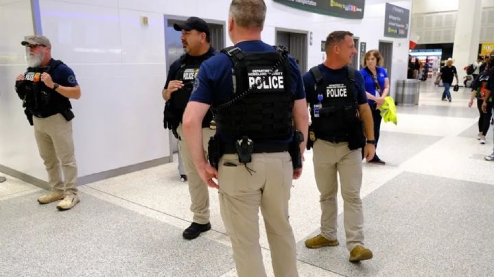 Detenidos en aeropuertos de EU, hasta 40 migrantes al día: NBC