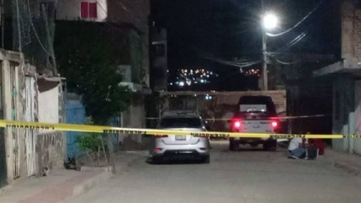 Caminaba con su esposa y motosicarios lo asesinan a balazos frente a primaria en la colonia León I