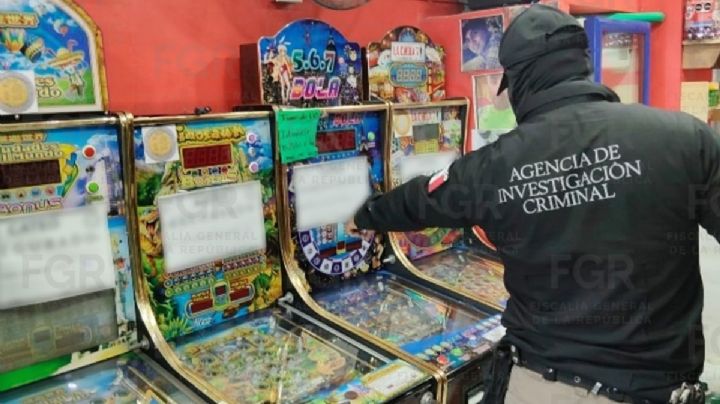 En cateo, FGR asegura 15 máquinas tragamonedas en el puerto de Veracruz