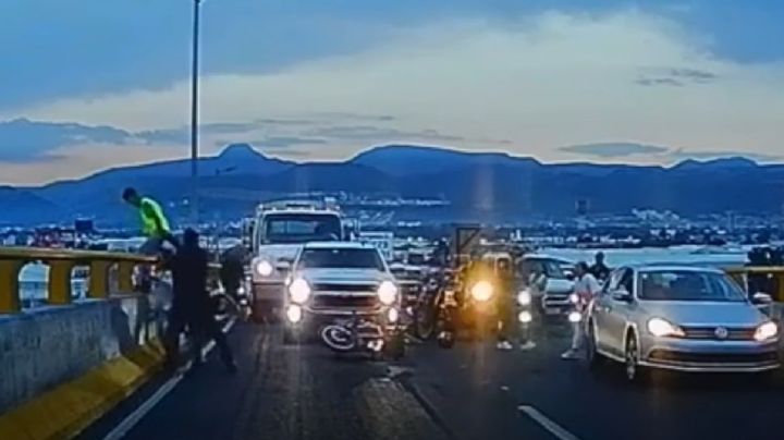 Ciudadanos bajan rápido de sus carros y salvan a joven de saltar en el Juan Pablo Segundo