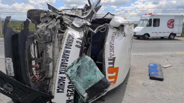 Combi choca y vuelca en la carretera Pachuca-Sahagún; este es el saldo de heridos