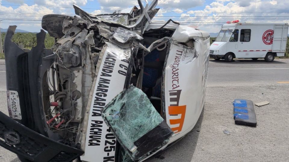 La combi quedó volcada en su costado izquierdo y con un impacto frontal