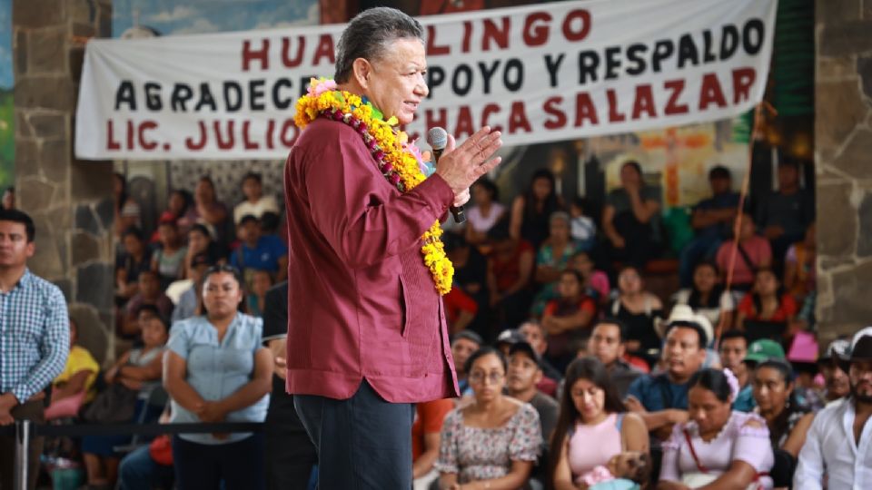 Julio Menchaca entregó apoyos sociales en Huazalingo