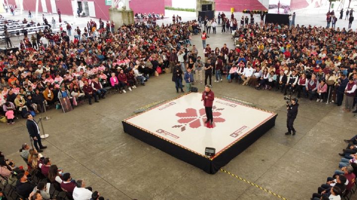 Julio Menchaca inicia entrega de tarjetas de programas sociales