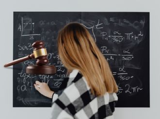 Matemáticas y leyes: la científica de 80 años que lucha contra la discriminación