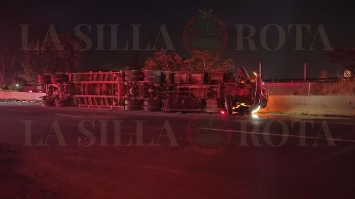 Tras volcadura de camión, abren paso en la autopista Puebla - Orizaba