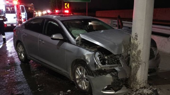 Iba a su trabajo al Aeropuerto del Bajío, azafata resulta lesionada al chocar en la carretera León-S