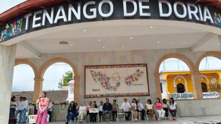 Artesanas de Hidalgo reciben certificados Guinness por la mayor exposición de bordados y tejidos del mundo