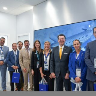 Maru Campos se reúne con representantes de Embraer en Feria Aeroespacial Farnborough