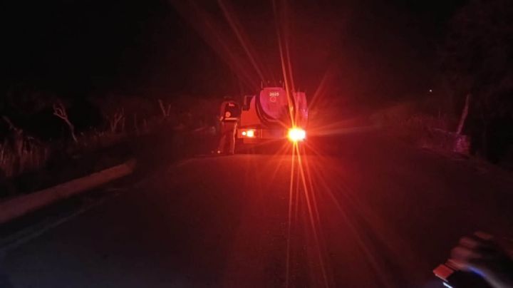 Incendio consume vehículo en la entrada a Santa Mónica, en Atotonilco el Grande