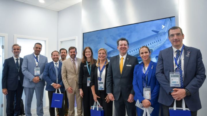 Maru Campos se reúne con representantes de Embraer en Feria Aeroespacial Farnborough
