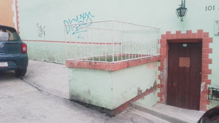 Estas son las banquetas de Pachuca que están invadidas con escaleras, jardineras o puestos | FOTOS