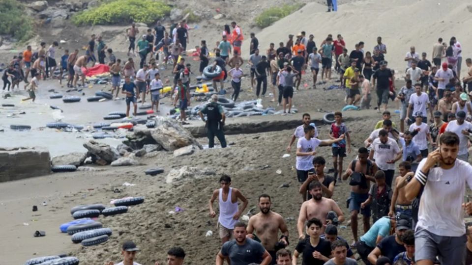 Migrantes cruzan de Marruecos a Ceuta