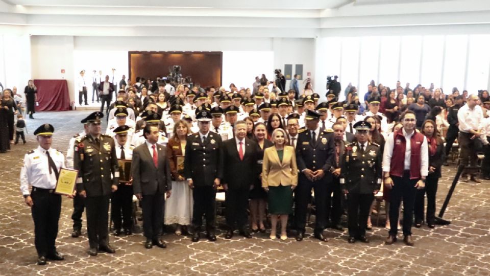Durante la ceremonia oficial, el gobernador Julio Menchaca Salazar y el secretario de Seguridad Pública estatal, Salvador Cruz Neri, destacaron el crecimiento y la labor de la corporación, entregando reconocimientos por trayectoria a 154 elementos.