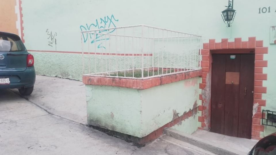 Las banquetas de la ciudad están invadidas desde parcial hasta totalmente y los peatones deben bajar a la calle