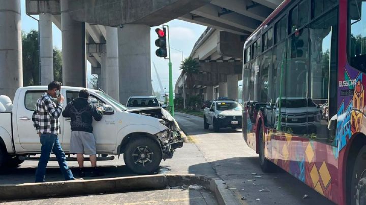 Camioneta impacta contra unidad del Tuzobús frente a Plaza Galerías; reportan lesionados