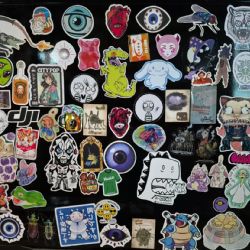 Stickers: la tendencia que enriquece el arte callejero en Hidalgo