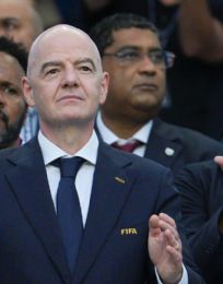 Foto descriptiva de: Infantino revela llamada de Trump por la sanción al delantero Balogun