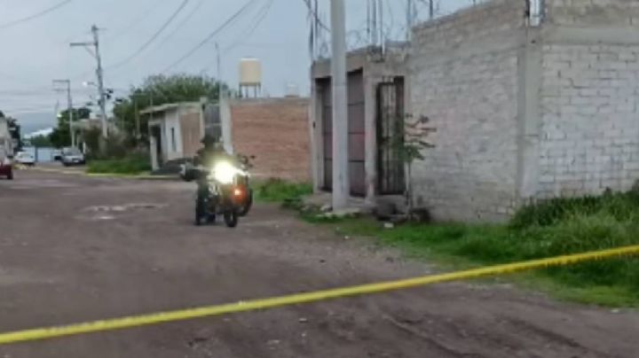 Dentro de una casa, atacan a balazos a dos hombres, uno muere, en Apaseo el Grande