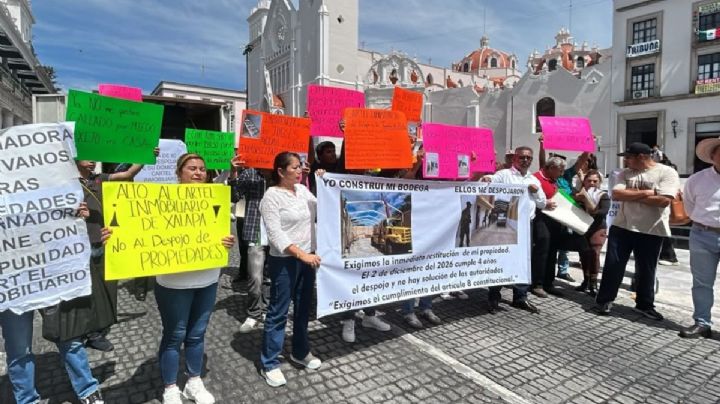 Pobladores bloquean calle de Xalapa; denuncian despojos de propiedades en diferentes municipios