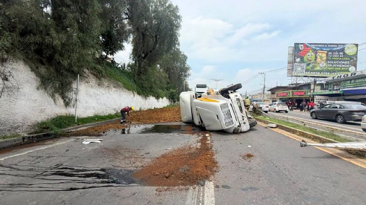 Vuelca camión y cierra carretera libre México-Pachuca rumbo a Hidalgo