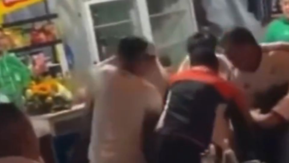 El altercado, que involucró principalmente a dos mujeres, fue controlado por los presentes sin que hasta el momento se reporten personas detenidas o lesionadas de gravedad por parte de las autoridades.