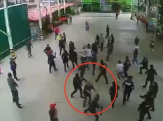 Caos en escuela de Ixtapaluca: enfrentamiento entre policías y civiles provocan bloqueo de autopista
