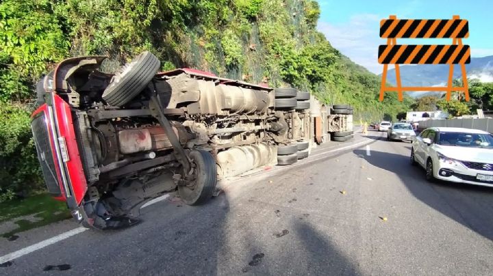 Reabren paso en la autopista Orizaba - Puebla tras volcadura de tráiler cargado con verdura