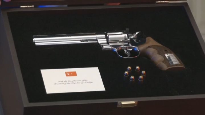 Líderes de la OTAN reciben revólver personalizado y munición real como regalo del presidente Erdogan