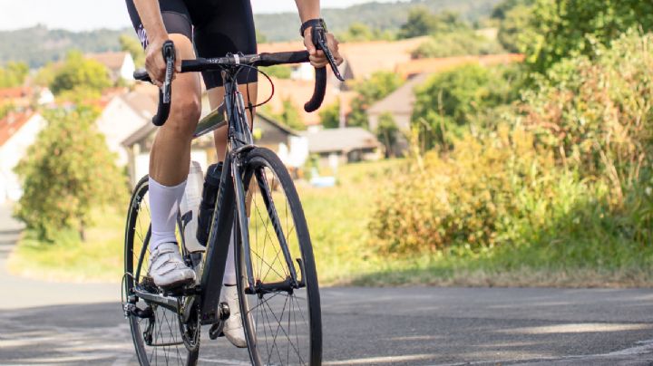 Ciclista resulta gravemente lesionada tras caída en cerro de Ixmiquilpan