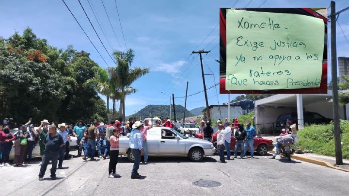 Habitantes de La Perla bloquean accesos al municipio; acusan robos