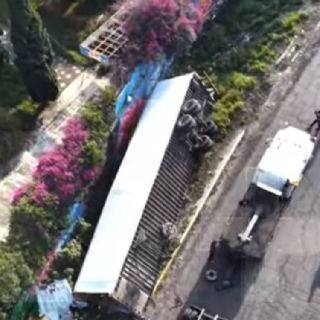 Tráiler cargado con más de 10 toneladas de papel vuelca en la México-Texcoco